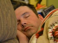 Mąż śpi po nocnej zmianie – czy żona może zmienić godziny pracy?